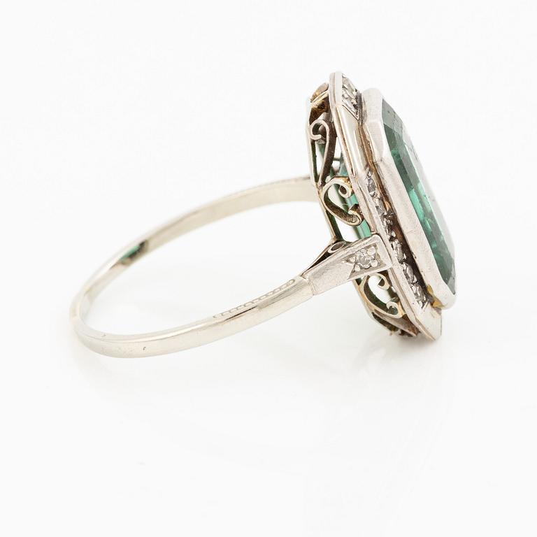 Ring 14K vitguld med grön turmalin och åttkantslipade diamanter.