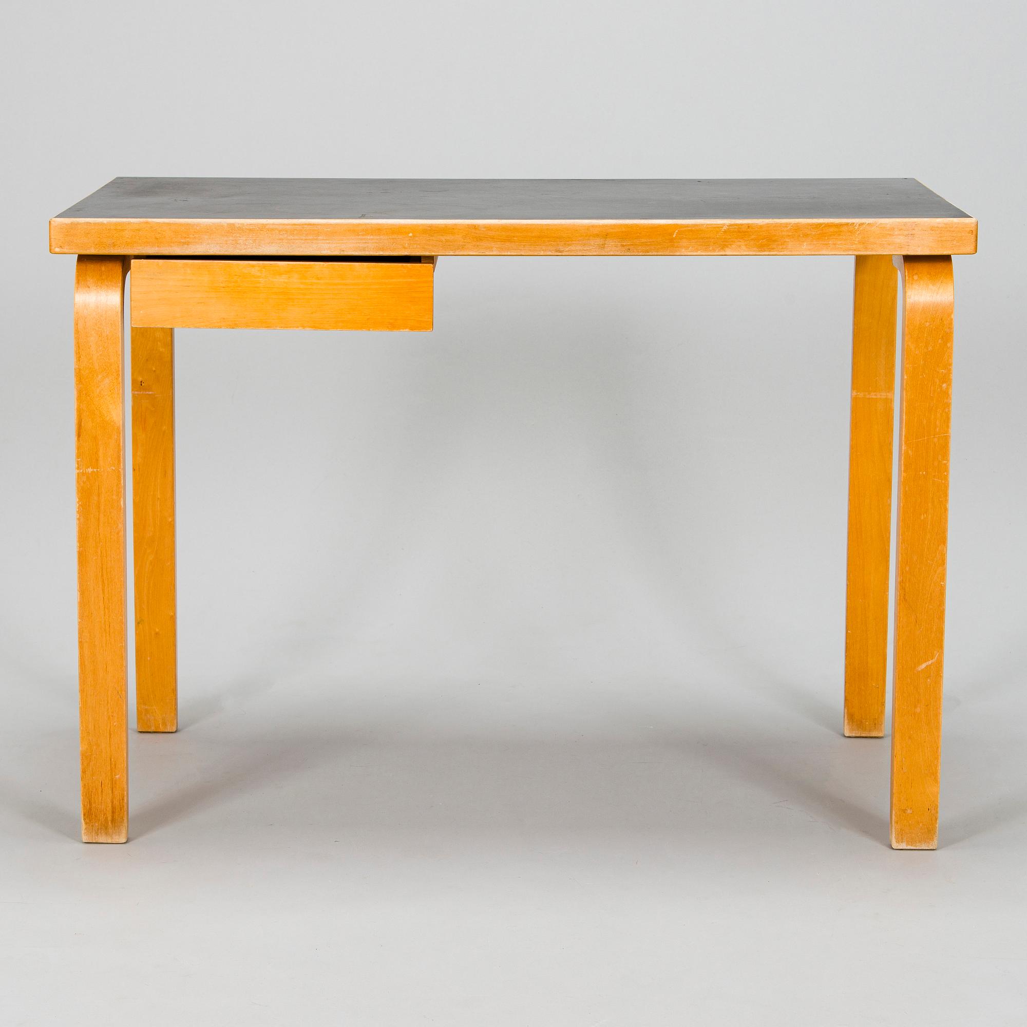 Alvar Aalto, kirjoituspöytä, "K81", O.Y. Huonekalu-ja Rakennustyötehdas A.B. 1900-luvun puoliväli.