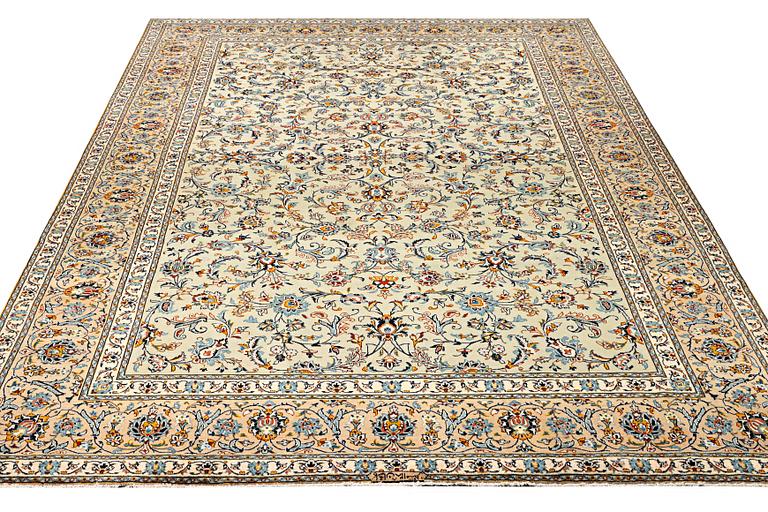 A Kashan carpet, c. 380 x 276 cm.