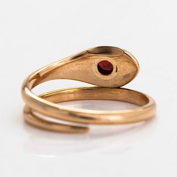 Leevi Nygren, ring, 18K guld och granat. Kalevala Koru, Helsingfors 1953.