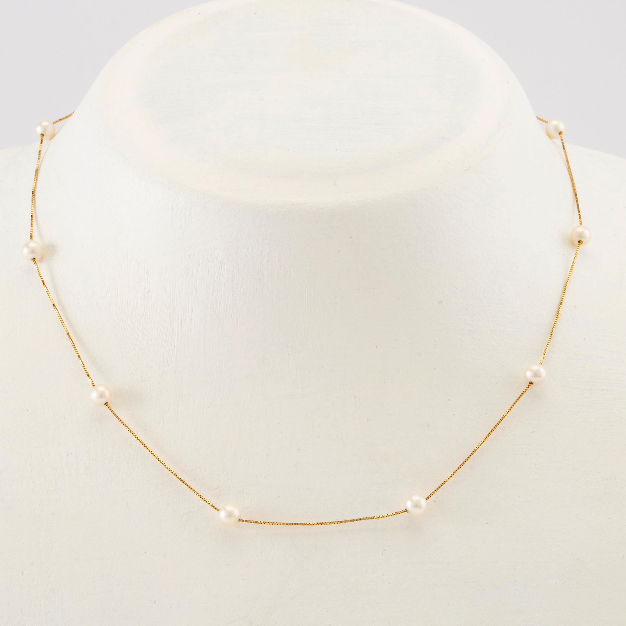 Necklace 18K gold and cultured pearls.