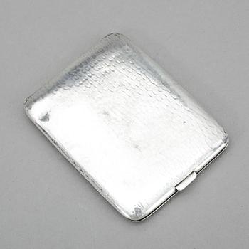 CIGARETTETUI, sterling silver och 14 k guld. Vikt 96 g.