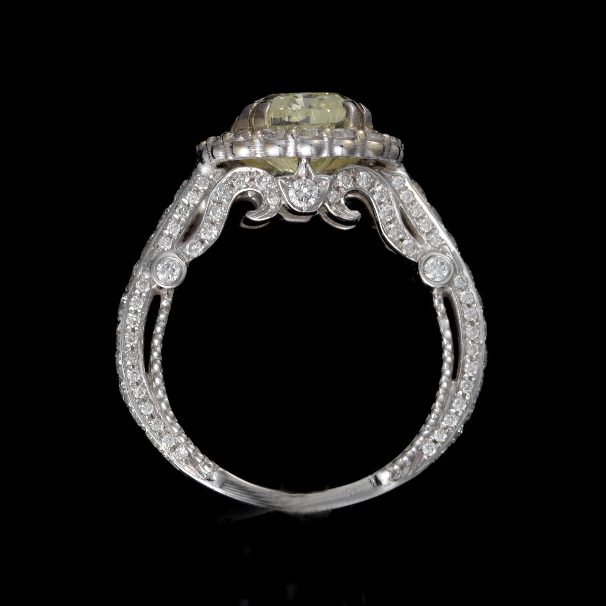 RING, 18K vitguld, diamant 5,014 ct, briljantslipade  diamanter totalt ca 0,90 ct. Vikt ca 8 g.