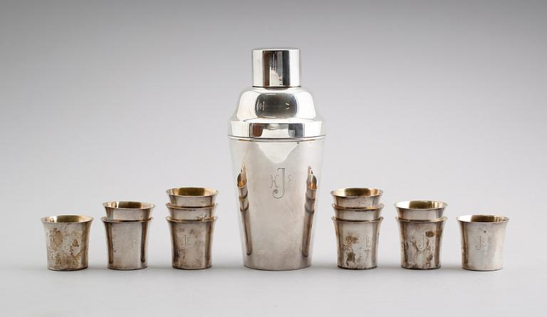 COCKTAILSHAKER SAMT BÄGARE, 12 st, silver, CG Hallberg, Stockholm 1940-tal. Vikt ca 646 gram.