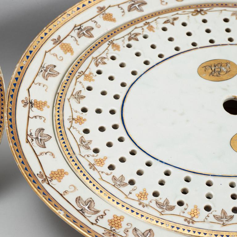 An enamelled and gold dinner service 65 pieces, Qing dynasty, Jiaqing (1796-1820).