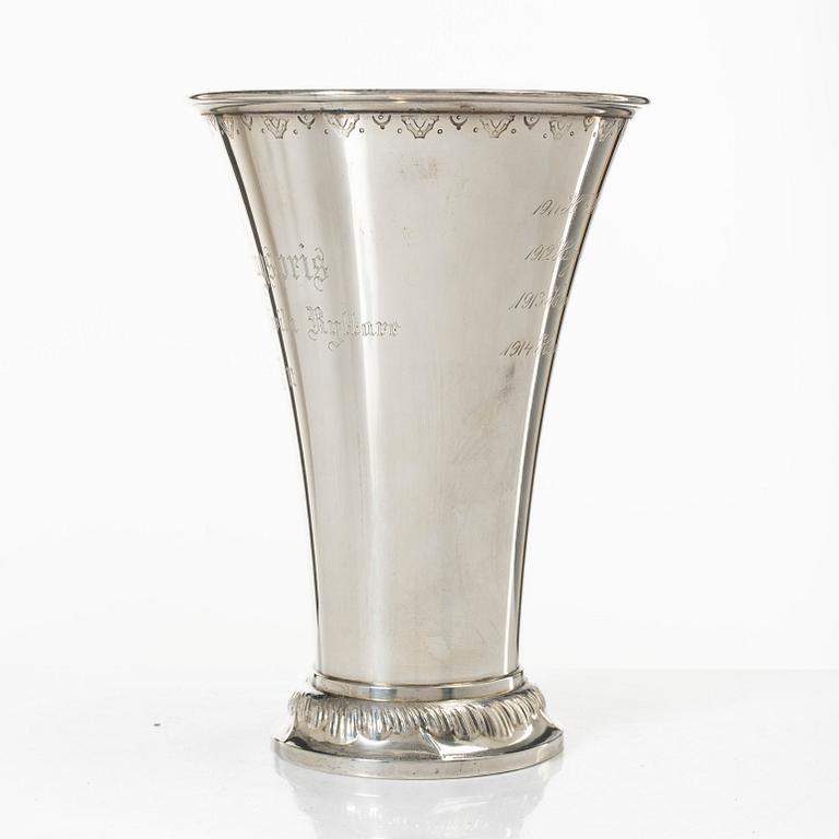 A silver beaker, CG Hallberg, Stockholm, 1911.