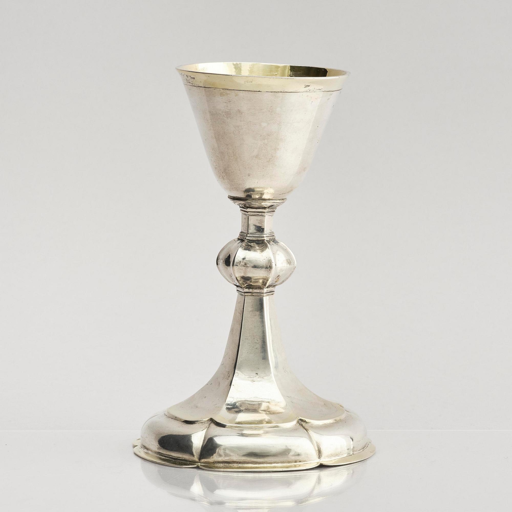 Kalk, delvis förgyllt silver, oidentifierad mästare, möjligen I.F.M verksam i Leipzig mitten 1700-talet.