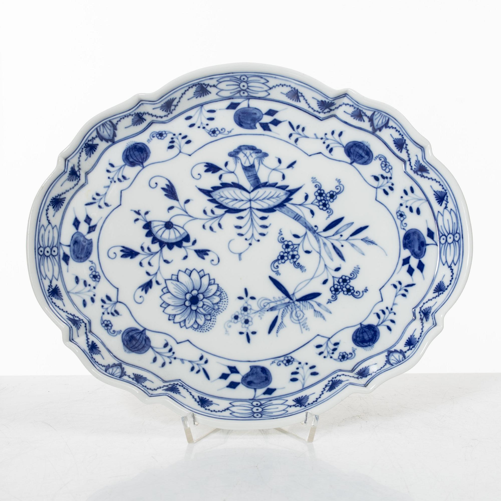 Meissen, a set of nineteen porcelain parts, 'Zwiebelmuster/Blue Onion', Germany.