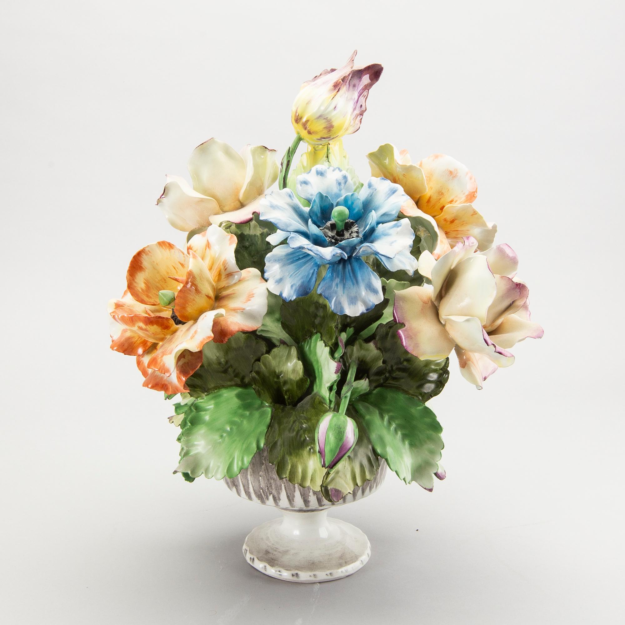 Bordsdekoration, porslin, Capodimonte Italien 1900-talets mitt.