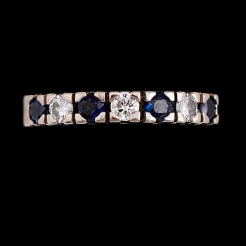 RING, 18 k vitguld, briljantslipade diamanter samt 5 safirer, svenska stämplar 1987.