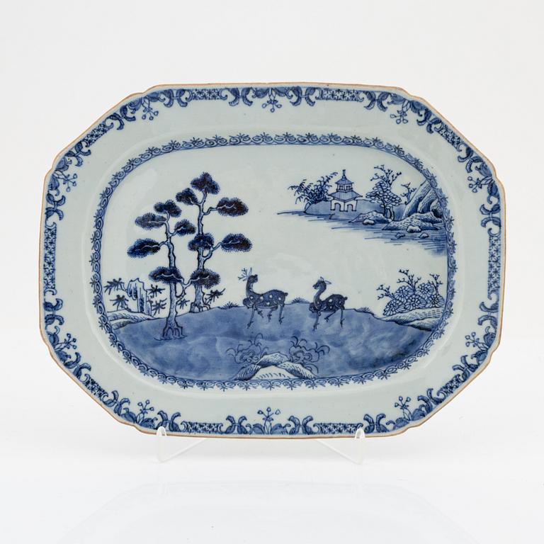 A blue and white servingdish, Qing dynasty, Qianlong (1736-95).