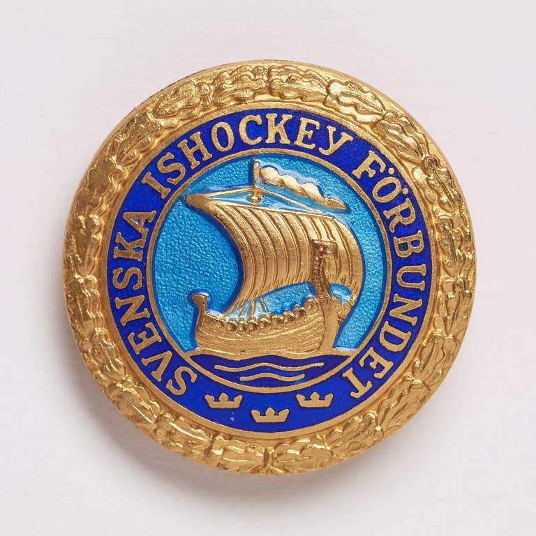 Badge "Stora Grabbars Märke", Swedish Ice Hockey Association, silver and enamel, Stockholm 1955.