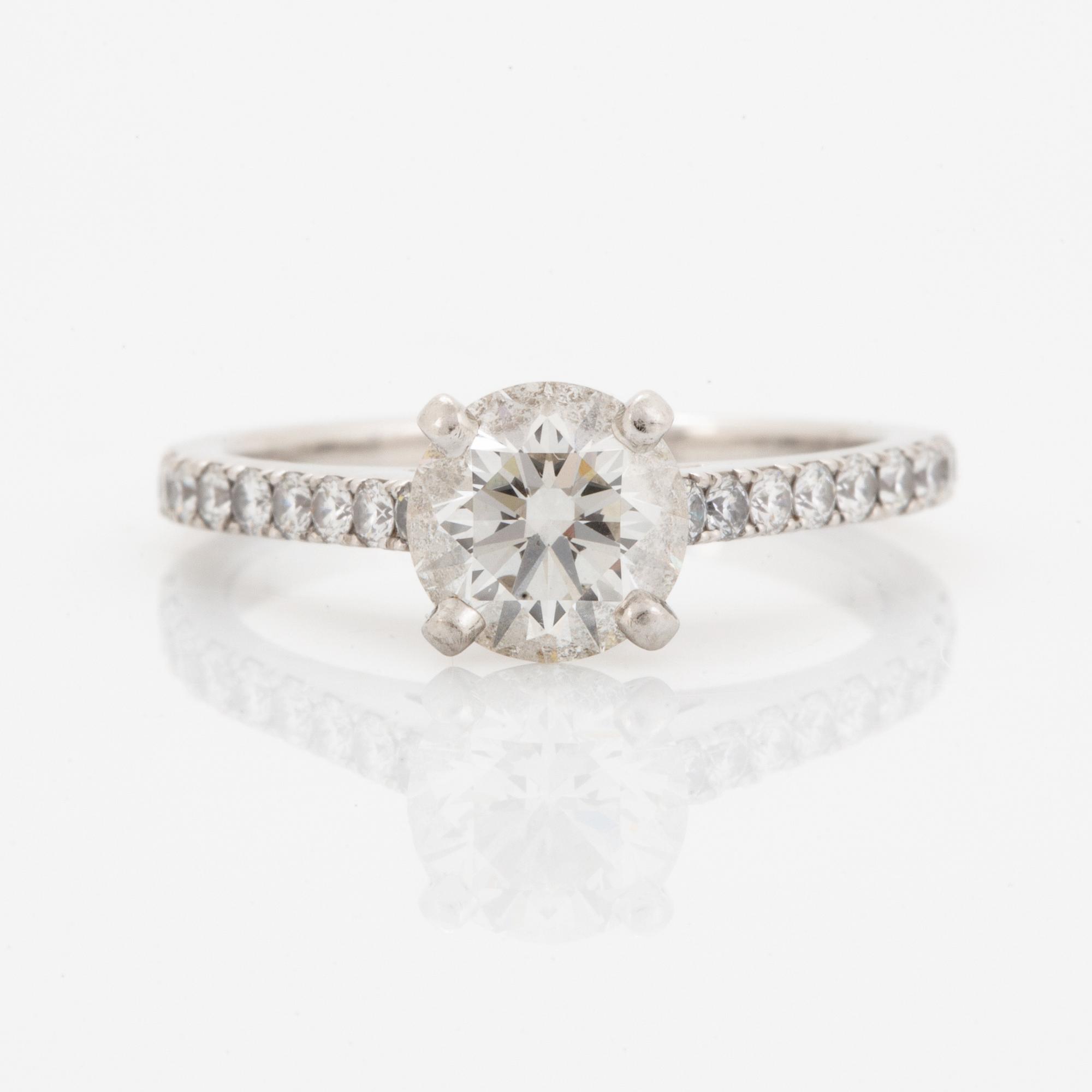 Round brilliant-cut diamond ring, De Beers, with GIA-certificate.
