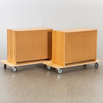 A pair of late 20th century chest of drawers.