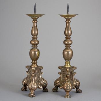 LJUSSTAKAR, ett par, mässing, barockstil, 1900-tal.