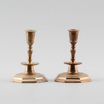 LJUSSTAKAR, 1 par, barock, tidigt 1700-tal, mässing.