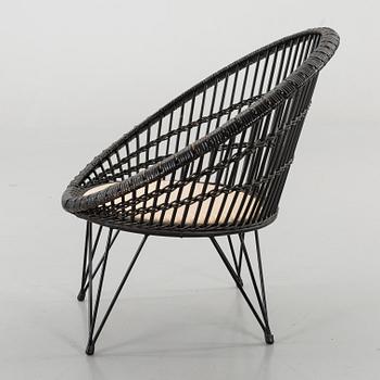 A MID 20TH CENTURY CHAIR.