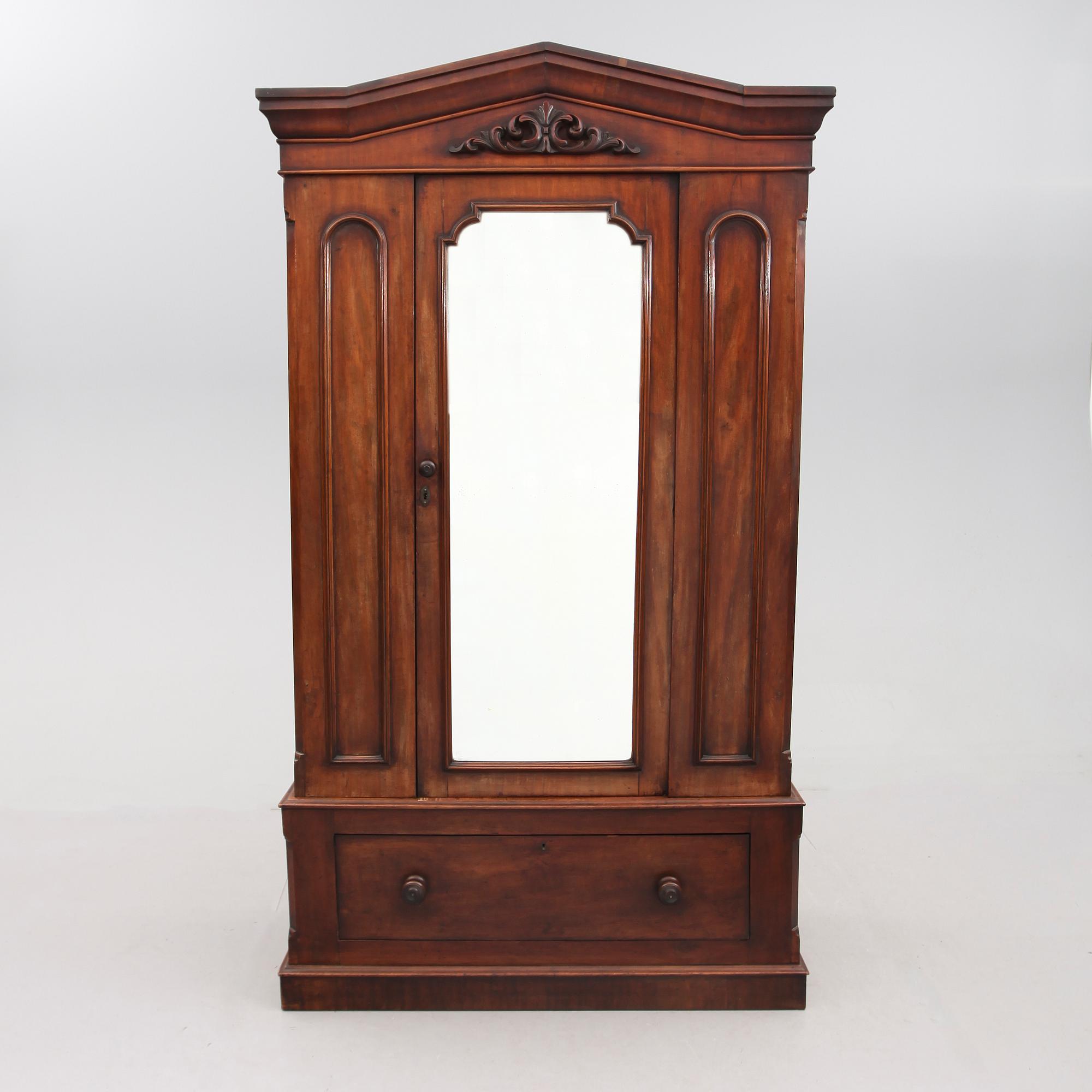 KLÄDSKÅP, England, 1800-talets slut.