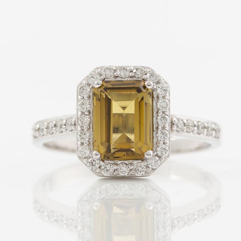 Ring 14K vitguld med turmalin och briljantslipade diamanter.