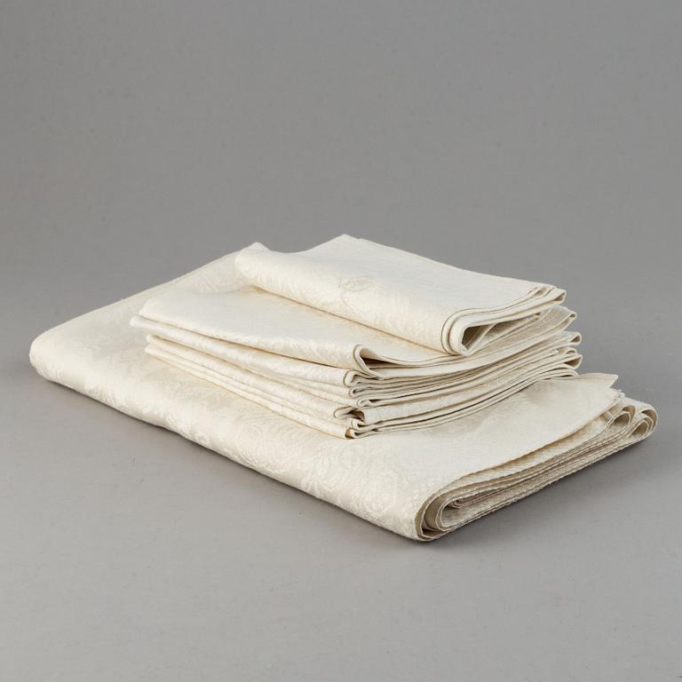 A tablecloth and napkins, 8 pcs., linen damask, "Strödda blommor", signed C.W. T:tORP, SVERIGE.