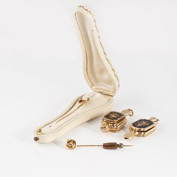 HÄNGEN, 2 st samt NÅLAR, 2 st.