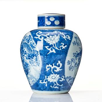 A blue and white Transitional jar, 17th Century.