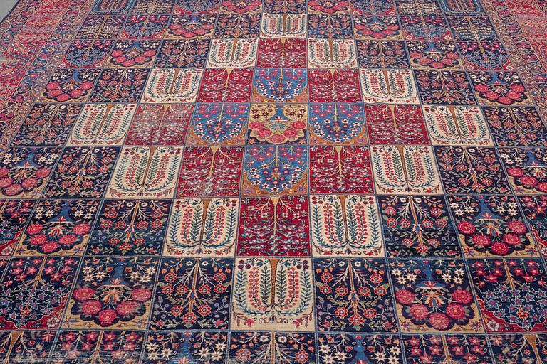 A carpet, an antique/a semi-antique Yezd, ca 557-562 x 366,5-370,5 cm.