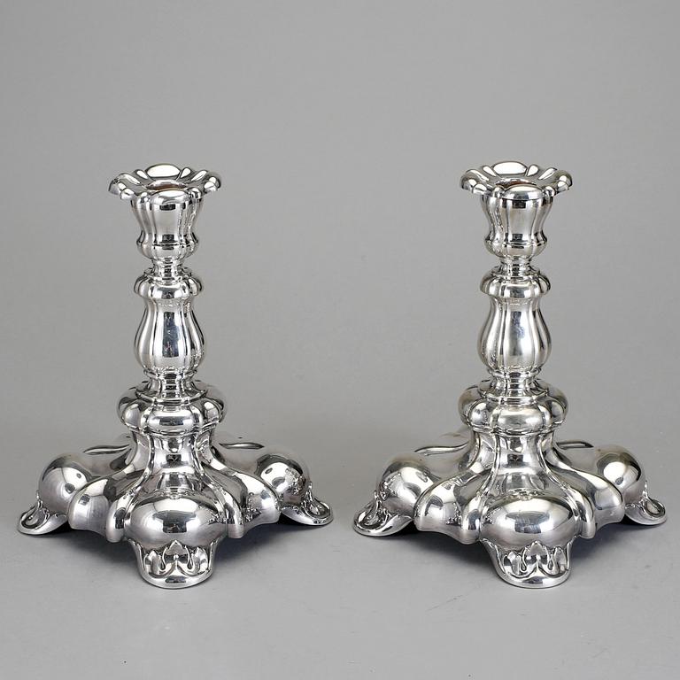 LJUSSTAKAR, ett par. Nysilver, rokokostil, 1900-tal.