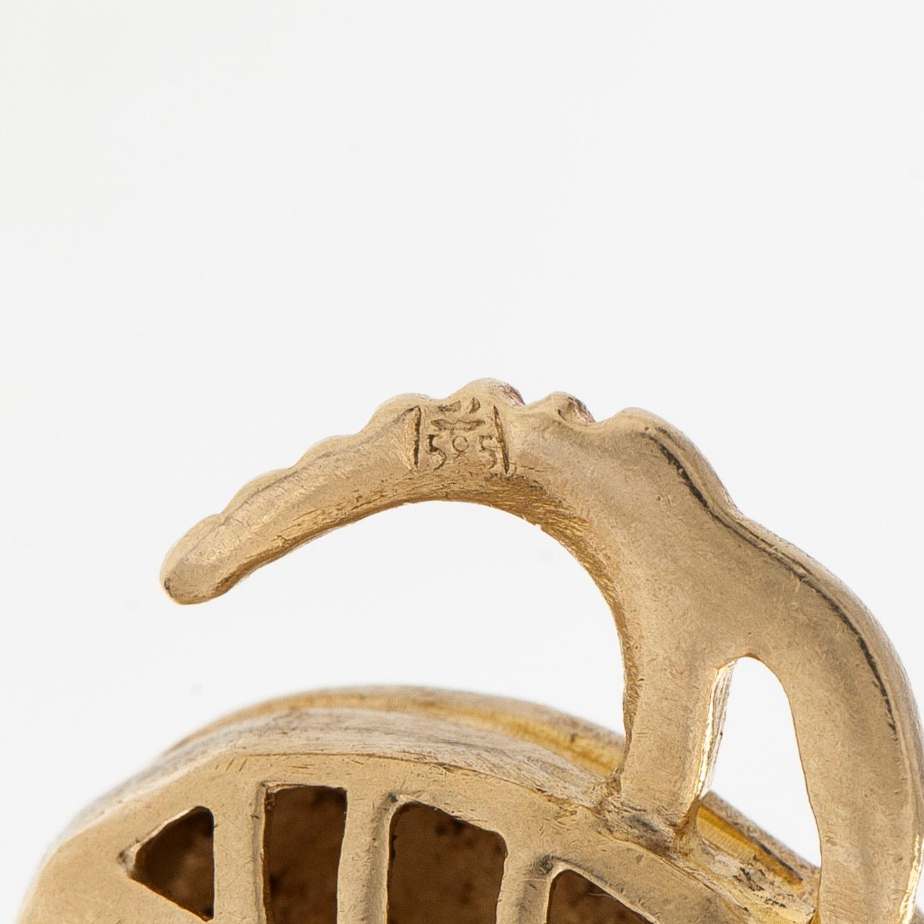 Necklace in 14K gold, with a pendant in the shape of a scarab.