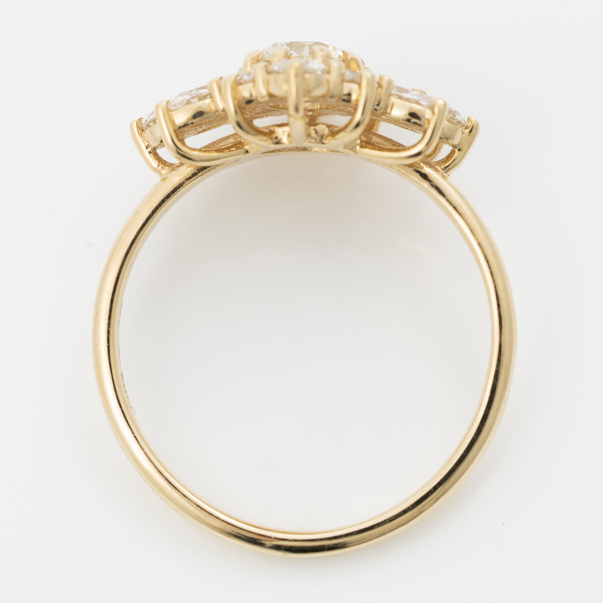 Ring 18K gold set with round brilliant-cut diamonds.