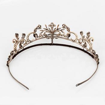 A tiara/necklace combination with old- and rose-cut diamonds.