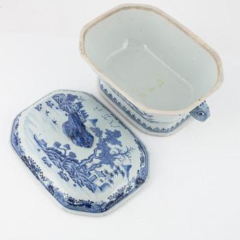 A blue and white tureen with cover, Qing dynasty, 18th Century.