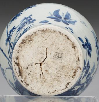 A blue and white Transitional jar, 17th Century.