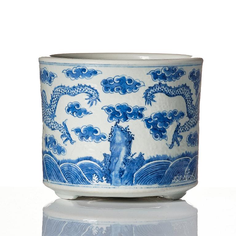 A blue and white censer, late Qing dynasty.