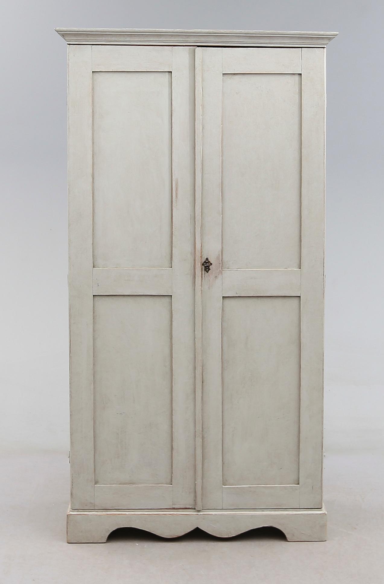 KLÄDSKÅP, 1800-talets andra hälft.