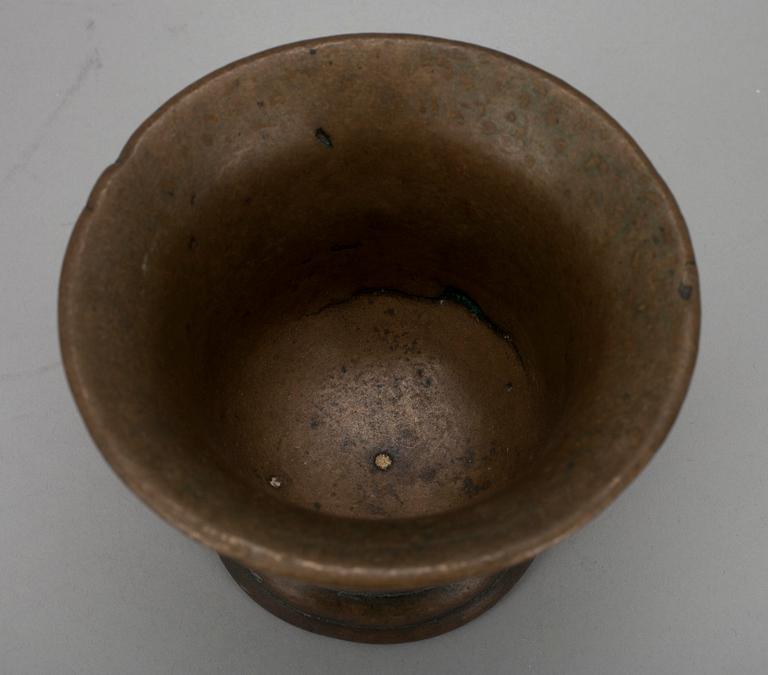 MORTLAR, 2 st, malm och mässing, troligen 1700-tal eller äldre.