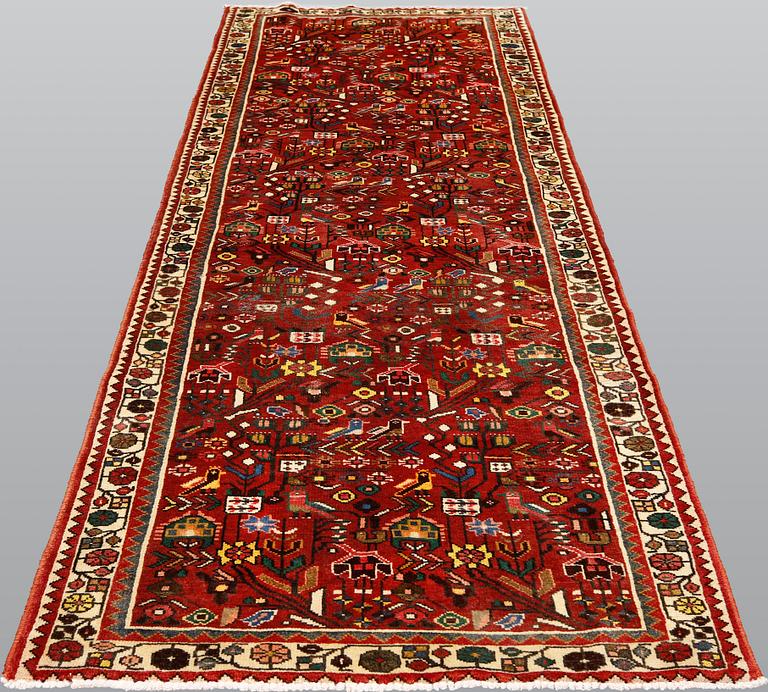 A Hamadan runner, approx. 300 x 110 cm.