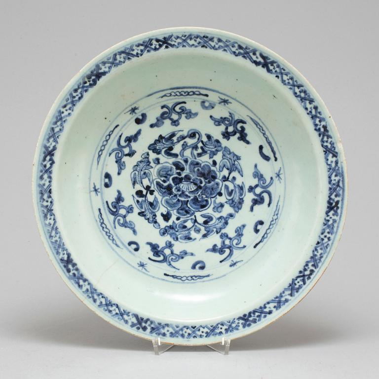 A blue and white serving dish, Ming dynasty (1368-1644).