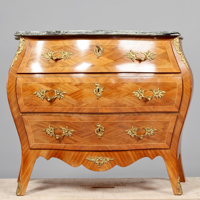 BYRÅ, rokokostil, 1900-talets andra hälft.