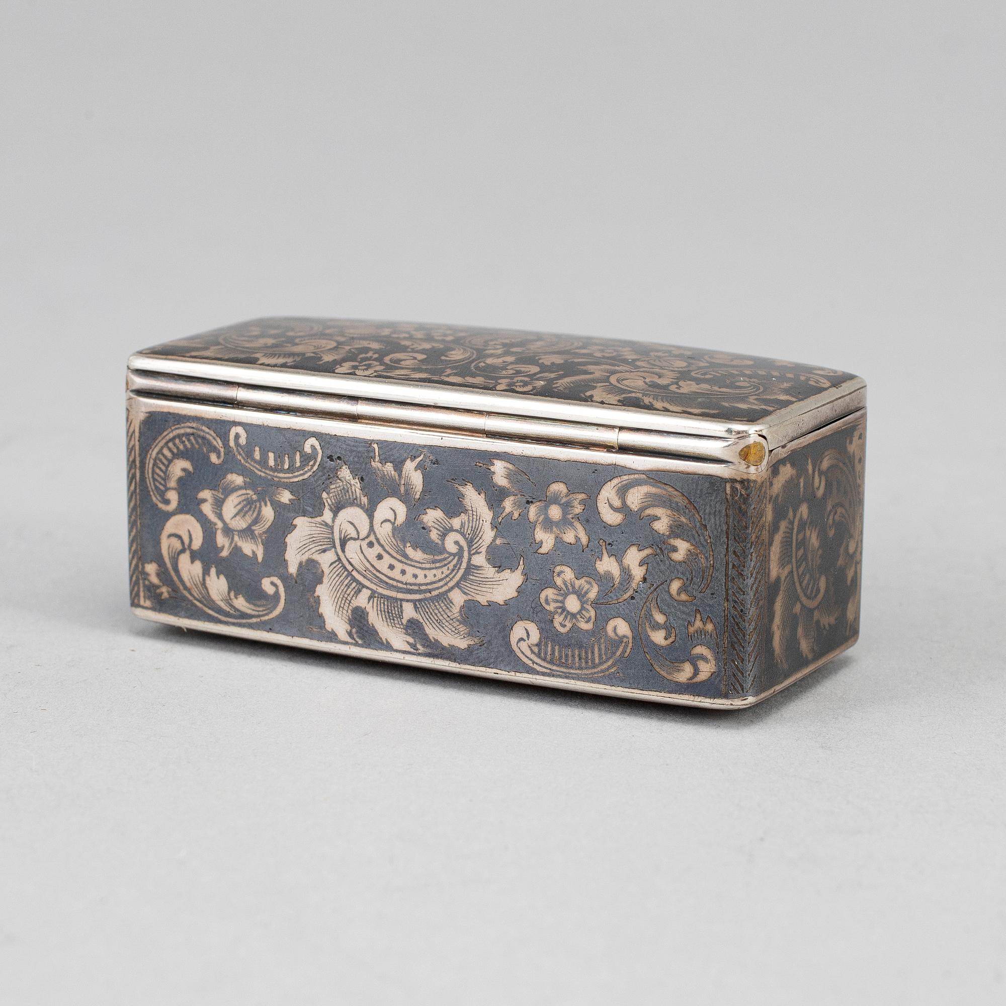 A Russian 19th century parcel-gilt silver and niello snuff box, mark of N. Michaelov, Moscow 1848.