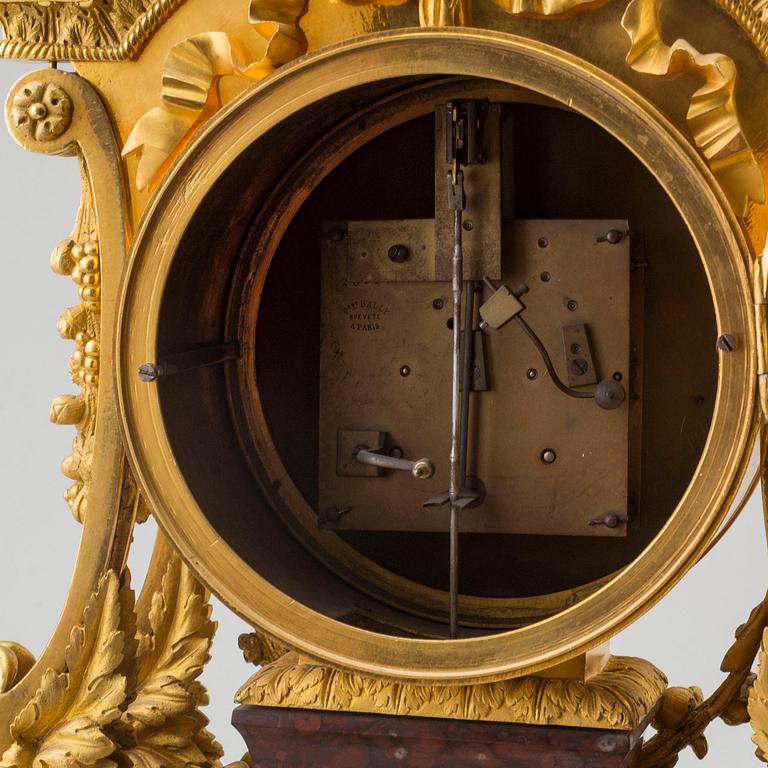 BORDSPENDYL, franskt, empirestil, 1800-talets slut, marmor och förgylld brons.