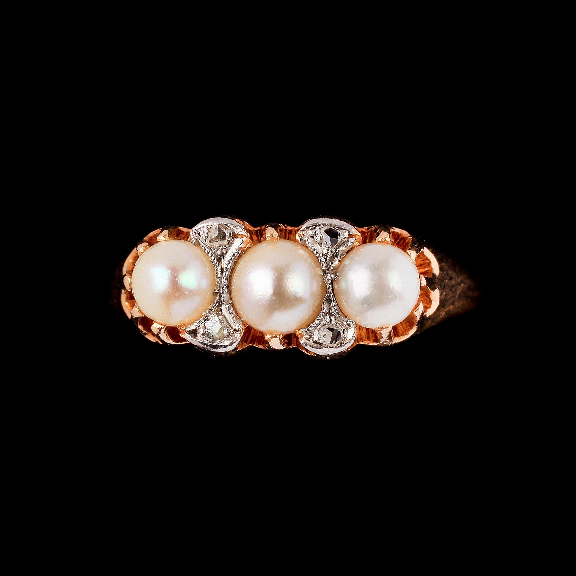 RING, 18k guld med tre odlade pärlor samt rosenslipade diamanter. Vikt 4 g.