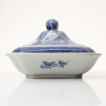 Karott med lock, porslin. Qingdynastin, Jiaqing (1796-1820).