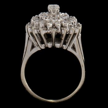 RING, 14k vitguld med briljant och åttkantslipade diamanter, totalt ca 1.75 ct. Vikt 10g.