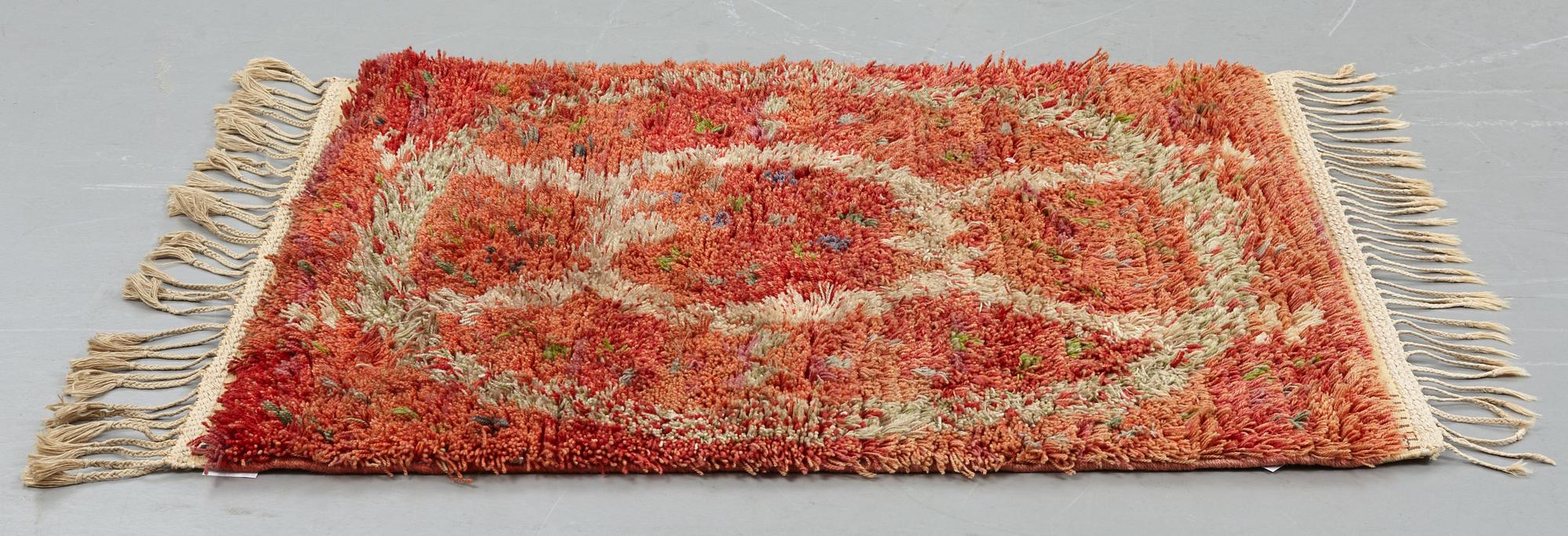 Ann-Mari Lindbom, gift Forsberg, matto, "Ann-Maris röda", knotted pile, ca 113-115 x 93-95 cm, signed AB MMF AML.