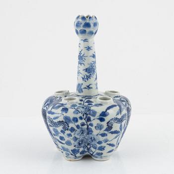 A blue and white porcelain tulip vase, China, late Qing dynasty.