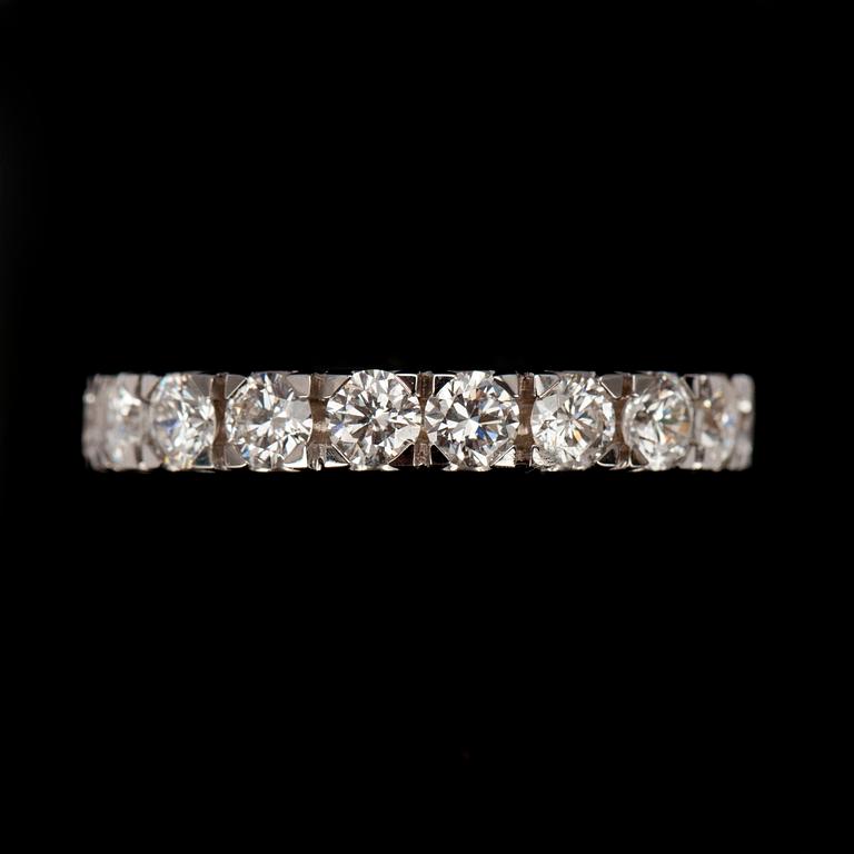 ALLIANSRING, vitguld 18K, briljantslipade diamanter tot. 2,40 ct. Vikt 3,8 g. Intyg.