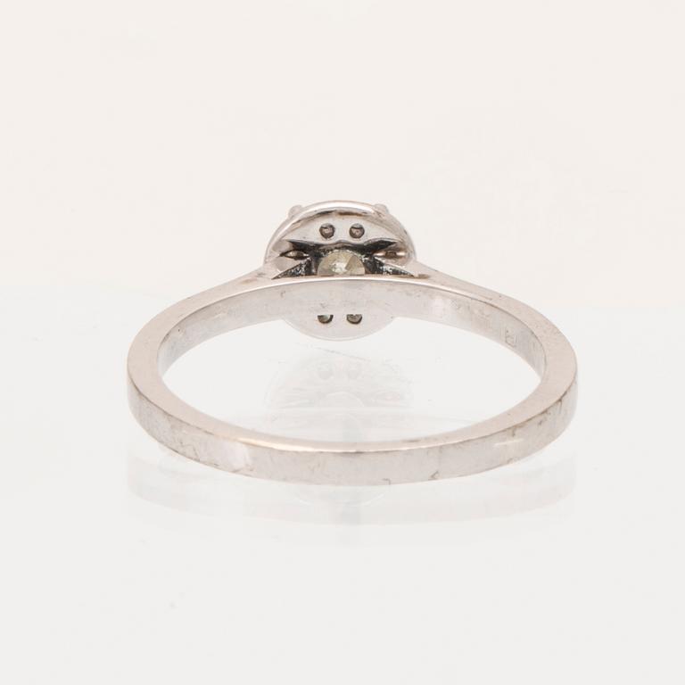An 18K white gold ring set with round brilliant-cut diamonds.