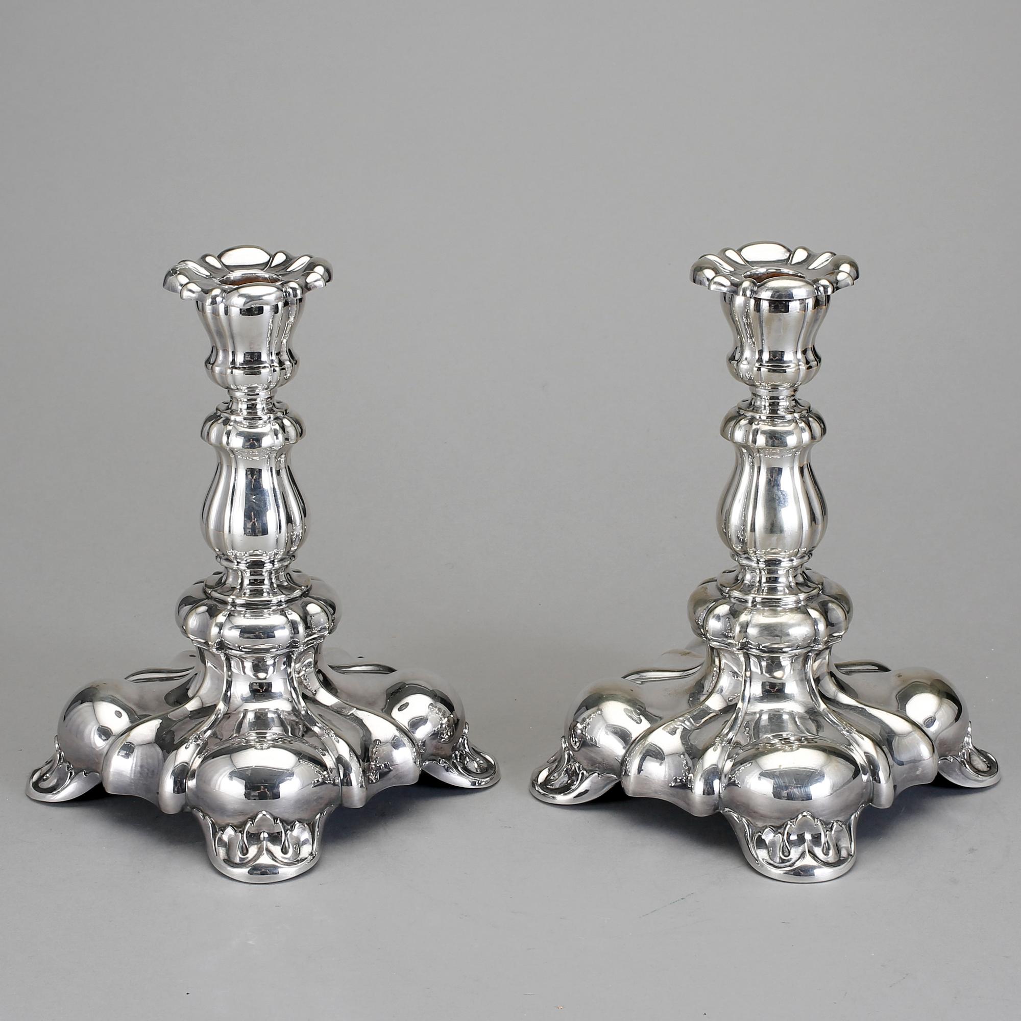 LJUSSTAKAR, ett par. Nysilver, rokokostil, 1900-tal.