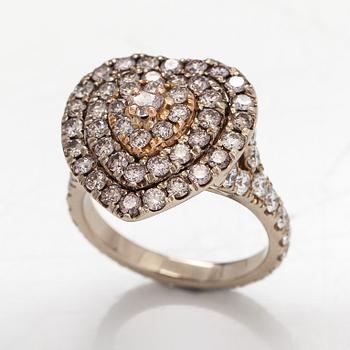 An 18K white gold ring with diamonds ca. 2.77 ct in total.